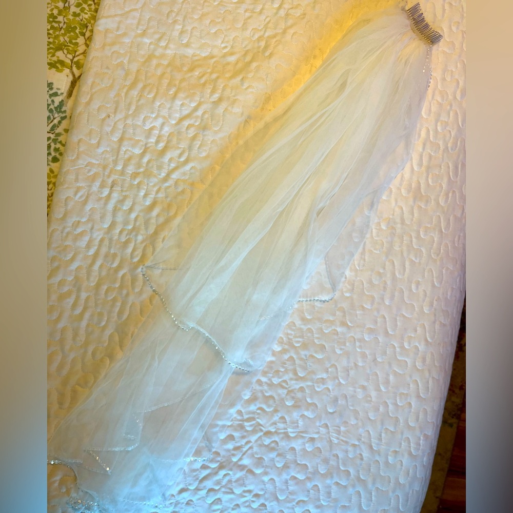 Beautiful tulle veil with Swarovski crystals